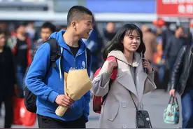 女大学生带男友回家过春节，第一天还其乐融融，第二天却变了样图片