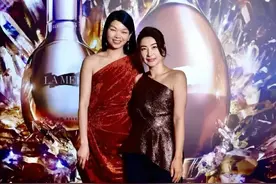 郭晶晶打扮起来真耀眼，穿露肩上衣配黑裤，把超模吕燕都比下去了图片