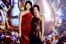 郭晶晶打扮起来真耀眼，穿露肩上衣配黑裤，把超模吕燕都比下去了图片