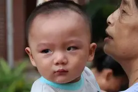 为何孩子越大，越不喜欢跟奶奶亲近？心理学家这样解释，很有道理图片