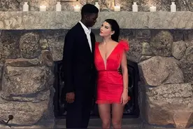 盖茨小女儿和黑人男友太放飞！深V裙开到肚脐眼，抱着男友求亲亲图片