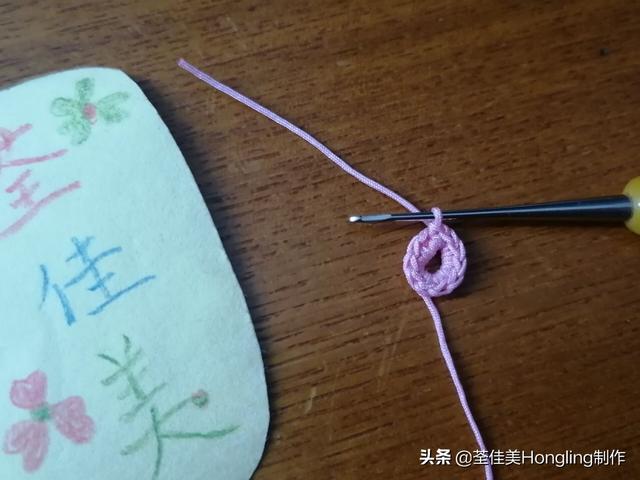钩织了好几朵高颜值糖果色的可爱立体镂空花花,这是图文教程哦