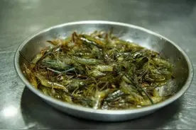 外酥里嫩的酱油水河虾，带你体验舌尖上的宝山记忆图片