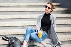 都市故事：老公女同学带娃来玩，老公对她娃非常好，她发现了问题图片
