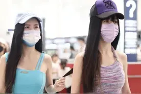 by2姐妹亮相，穿修身裙太网红，姐姐穿长筒靴遮O型腿妹妹更自信图片