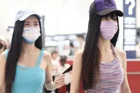 by2姐妹亮相，穿修身裙太网红，姐姐穿长筒靴遮O型腿妹妹更自信图片