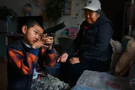 男孩4个月大确诊重病，妈妈不堪压力选择放弃，奶奶11年不离不弃图片