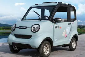 新款电动四轮车“丽颖”亮相，室内宽敞有空调，适合老年人代步图片