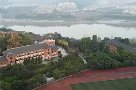 嘉陵江畔有一片老式建筑，竟是一座荒废了20年的大学，实在太可惜图片