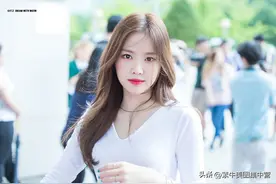 孙娜恩紧身牛仔裤美图图片