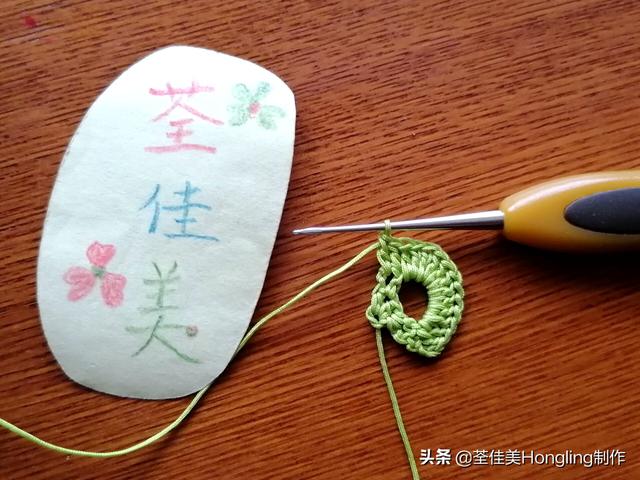 远方喜欢在银杏树下漫步的人,为你钩织了两片银杏叶哟