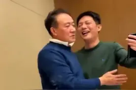 63岁李幼斌与众星聚会，饭桌上豪爽喝茅台，遭人辱骂反赔笑脸图片