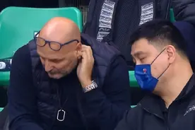 尴尬！京粤大战36次失误，杜锋爆粗+胡明轩冲突，姚明乔帅挠头图片