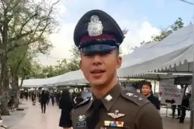 逃亡缅甸的杀人犯成看守所所长，娶美警花图片