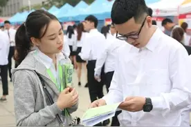 民办本科生扎堆考公引热议，让“学渣”当公务员，读名校意义何在图片