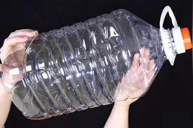 空油桶卖了不值钱，划一刀放在厨房，全家人夸聪明，还省了不少钱图片