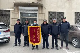 保定“飞速夺刀”城管上榜中央政法委“见义勇为勇士榜”！图片