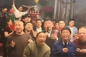 宋小宝率众向赵本山拜年，小沈阳在度假，同样是徒弟，却差那么远图片