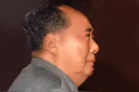 1976年毛主席逝世后，纪念悼词引百万群众痛哭，53个国家降半旗！图片
