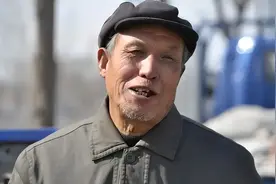 鹤岗农村大爷请亲家吃饭，准备3菜1酒，亲家吃完表示女儿没受苦图片