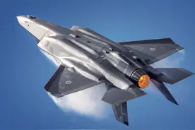 歼20在东海上空被F35咬尾，靠僚机支援才解围？歼20没这么差！图片