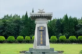 在我国龙脉上有三座墓，一个挖不开，一个不能挖，一个不敢挖图片