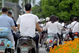 三轮、四轮老年代步车需要D证，是否应该先取消D证年龄限制？图片