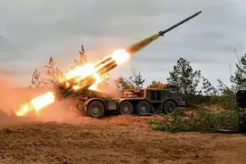 远东军援火车疑似抵达俄罗斯，装满崭新弹药：火箭炮多的望不到头图片