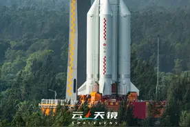 长征五号B火箭重837吨，稳站在地面不会倒，全靠这12根支柱图片