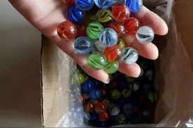 老韩讲了一个故事：弹珠珠图片