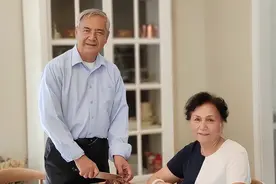 央视尼格买提和父母吃饭！妈妈戴大玉镯显贵气，爸爸一头白发抢镜图片