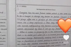 高三学生写英语试卷，“印刷体”字迹惊艳网友：这是神仙卷面！图片