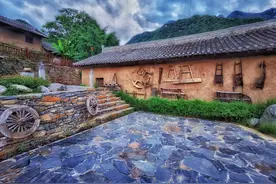 老人说：“墙上加墙，门口开塘，家败人亡”，啥意思，有道理吗？图片