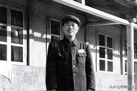 1977年，两位上将重返军队，级别不同，本该受重用的他被安排副职图片