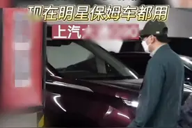 55岁情歌王子张信哲内地赶高铁，坐22万国产车，现场粉丝不足十人图片