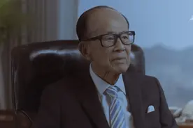 原创95岁李嘉诚罕见受访，面容消瘦说话缓慢，退休5年捐出30亿图片