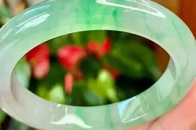 这只半山半水金丝绿翡翠手镯，大家觉得好看吗？图片