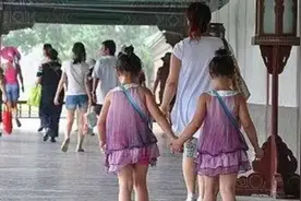 贵州女老板跑路，保姆无私抚养两个女儿24年，保姆妈妈现状如何？图片