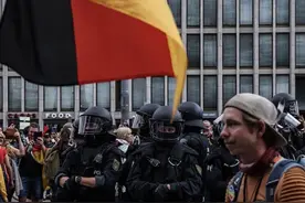 欧洲多国要求强制接种疫苗，反防疫人士高呼“还我自由”，新一波防疫漏洞来自学校？图片