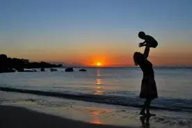 儿大不避母，女人穿着暴露和儿子睡觉，父亲：儿子早被养废了图片