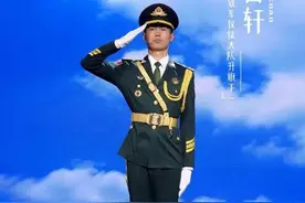 身高188的军装男神，网友都想和他偶遇图片