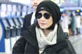 俞飞鸿带火了上松下紧穿搭，羽绒服配长筒靴，用围巾+帽子来提亮图片