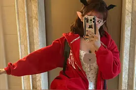 贾静雯女儿再晒性感美照！穿黑丝秀美腿纹身瞩目，继父曾无奈劝阻图片