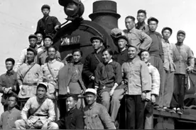 1942年，铁道游击队护送刘少奇，到达后才知道每个人背着20斤黄金图片