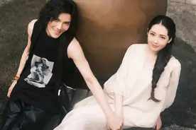 向佐留长发穿一身黑站郭碧婷旁边被评“像卖鱼的”，晒照解释造型是精心搭配，不忘赞美郭碧婷：她没有丑过！图片