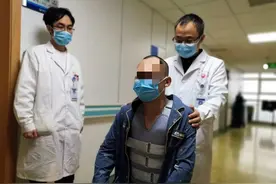 洛阳30岁男子“驼背”十多年，如今可以“直立行走”激动不已图片