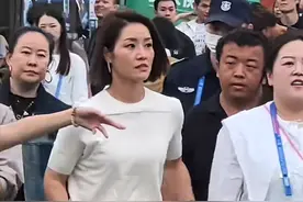 郑钦文闯进武网决赛 李娜现身比赛现场 球迷：退役后现在这么漂亮了图片