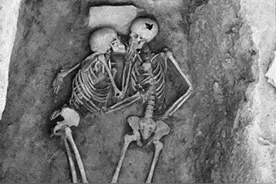 古墓中两具相拥2800年的木乃伊，揭开了一段不为人知的爱情故事！图片