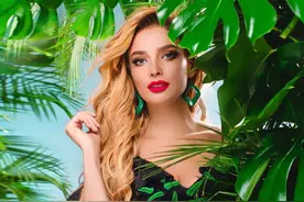 俄罗斯“国宝”级名模，鼻根立体双眸如宝石，笑容如60度伏特加图片