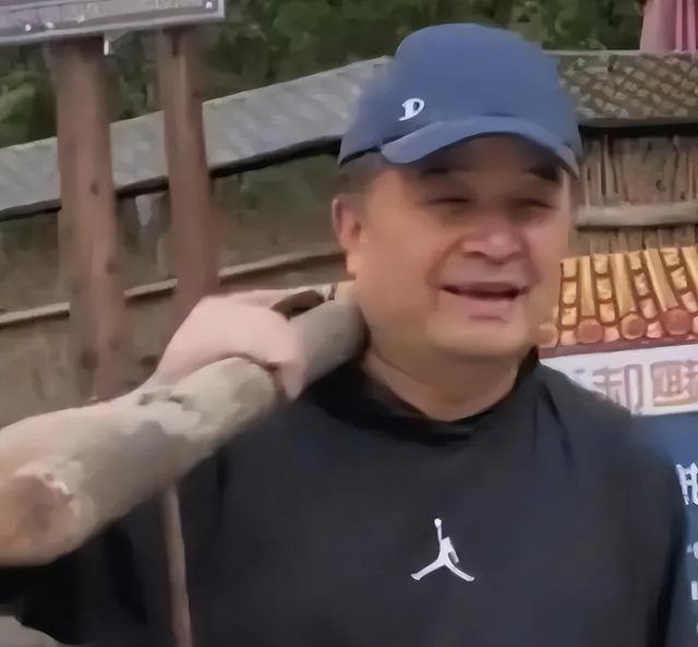 毕福剑现身网红聚会，跷二郎腿叼烟没人理，网友：太把自己当回事